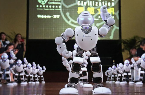 中国高科技机器人舞动新加坡