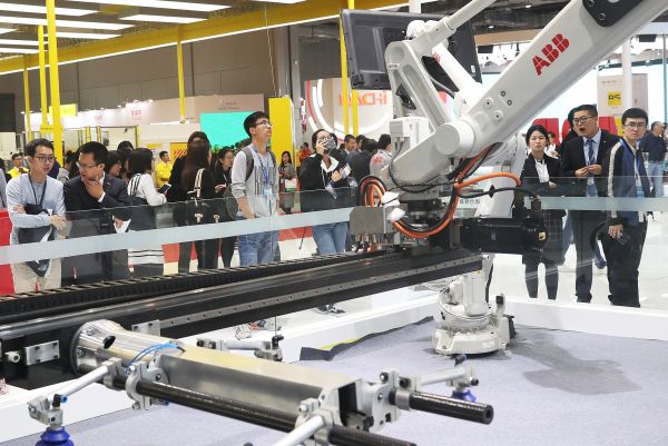 资料图片：11月7日，第十九届中国国际工业博览会在上海正式对公众开放。这是参观者在观摩ABB集团的工业机器人展区。新华社记者 陈飞 摄